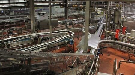 In dieser Episode entführt „Mega-Fabriken“ die Zuschauer in die größte Starkbier-Brauerei der Welt _ Guinness. Inmitten der quirligen irischen Hauptstadt Dublin steht stolz die traditionsreiche St. James’s Gate Brewery. 1759 von Sir Arthur Guinness gegründet, ist die Brauerei bis heute ein wichtiger Arbeitgeber, denn das süffige Stout erfreut sich weit über die Landesgrenzen Irlands hinaus großer Beliebtheit. In über 150 Ländern wird Guinness heute getrunken, gebraut wird es inzwischen in 34 Nationen. „Mega-Fabriken“ wirft einen Blick hinter die Kulissen der Brauerei der Superlative! – Bild: National Geographic