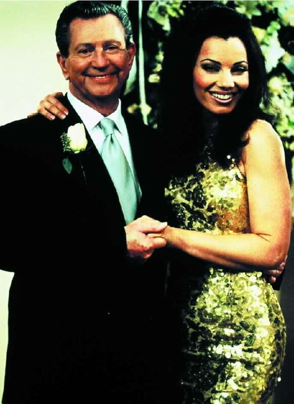 Fran (Fran Drescher) möchte ihre Tante Frieda mit ihrem Freund Fred (Donald O’Connor) verheiraten. Doch Fred denkt, er würde Friedas Ansprüchen nicht genügen. – Bild: Warner TV Comedy