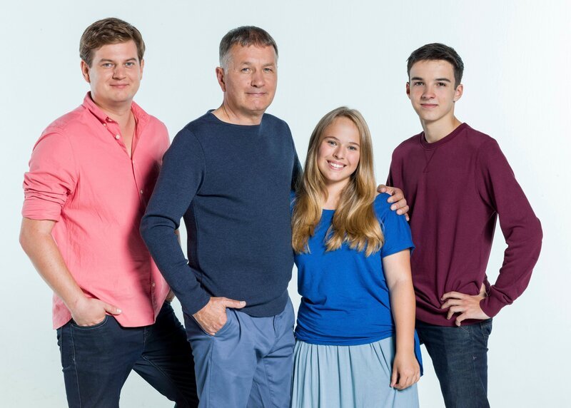 Von links: Jakob Heilmann (Karsten Kühn), Dr. Roland Heilmann (Thomas Rühmann), Lisa Schroth (Ella Zirzow), Jonas Heilmann (Anthony Petrifke). – Bild: MDR/​Saxonia/​Tom Schulze /​ MDR/​HA Kommunikation