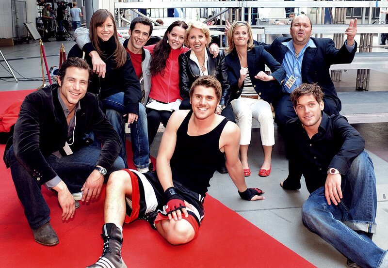 Gut gelaunt – das Verbotene-Liebe-Team am Boxring: Andreas Jancke, Thore Schölermann und Joscha Kiefer (1. Reihe); Katrin Heß, Jo Weil, Kristina Dörfer, Gabriele Metzger, Theresa Underberg (2. Reihe) (v.l.). – Bild: ARD/​Anja Glitsch