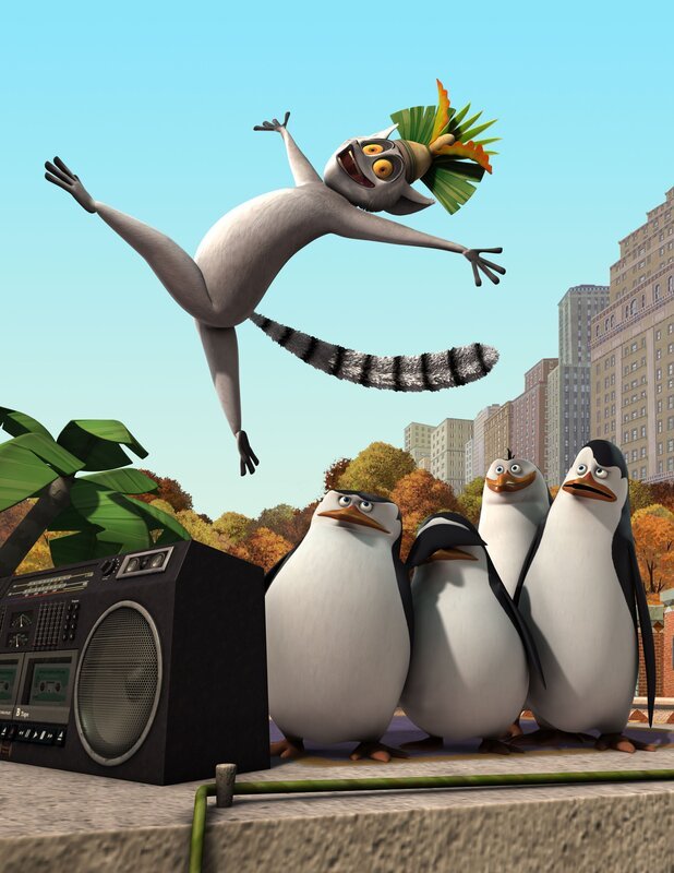„Die Pinguine aus Madagascar“, Skipper, Kowalski, Rico und Private sind Top-Spione – zumindest würden sie sich selbst so beschreiben. Andere halten sie einfach nur für vier niedliche Pinguine, die im Central Park Zoo leben. Was andere von ihnen denken, kümmert die vier Spaßvögel aber kaum, denn sie sind einfach zu beschäftigt. Nur eine Sache lenkt sie wirklich von ihrer überaus wichtigen Mission ab – ihr unausstehlicher Nachbar King Julien. Der selbst ernannte „König der Lemure“ ist neu im Zoo und versucht den Laden ordentlich aufzumischen. Nicht gerade zur Freude der Nachbarschaft. – Bild: Nicktoons
