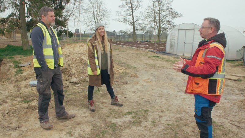 V.l. Mike und Lucy besichtigen ihren zukünftigen Garten mit Mark Millar – Bild: RTL /​ Pi Productions Ltd