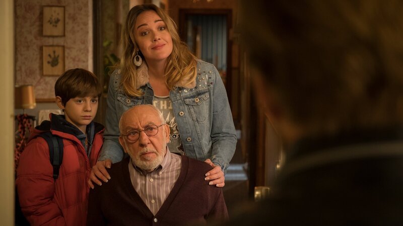 Nachdem Hintz (Dieter Hallervorden, M.) die Türschlösser ausgewechselt hat, schaffen es Trixie (Alwara Höfels, r.) und ihr Sohn Sean (Lior Kudrjawizki, l.) mit einer List und mithilfe der Polizei wieder in die Wohnung. – Bild: ZDF und Conny Klein