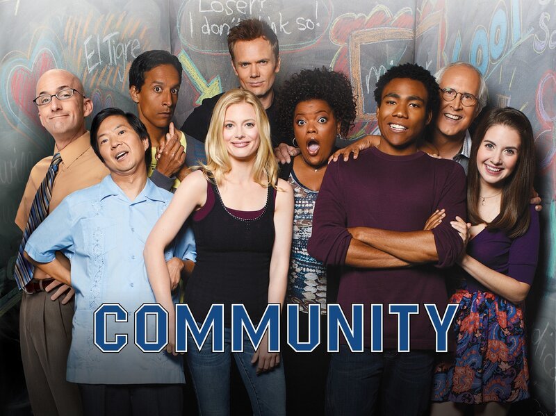 (3. Staffel) – Community – Eine ganz spezielle Lerngruppe: (v.l.n.r.) Dean Pelton (Jim Rash), Senor Chang (Ken Jeong), Abed Nadir (Danny Pudi), Britta Perry (Gillian Jacobs), Jeff Winger (Joel McHale), Shirley Bennett (Yvette Nicole Brown), Troy Barnes (Donald Glover), Pierce Hawthorne (Chevy Chase) und Annie Edison (Alison Brie) … – Bild: Sony Pictures Television Inc. All Rights Reserved. Lizenzbild frei