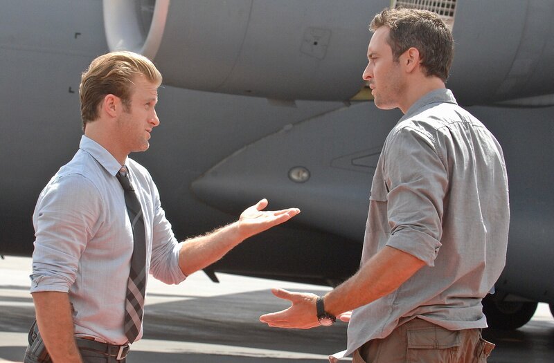 Werden mit einem neuen Fall beauftragt: Steve (Alex O’Loughlin, l.) und Danny (Scott Caan, r.) – Bild: CBS BROADCASTING INC.