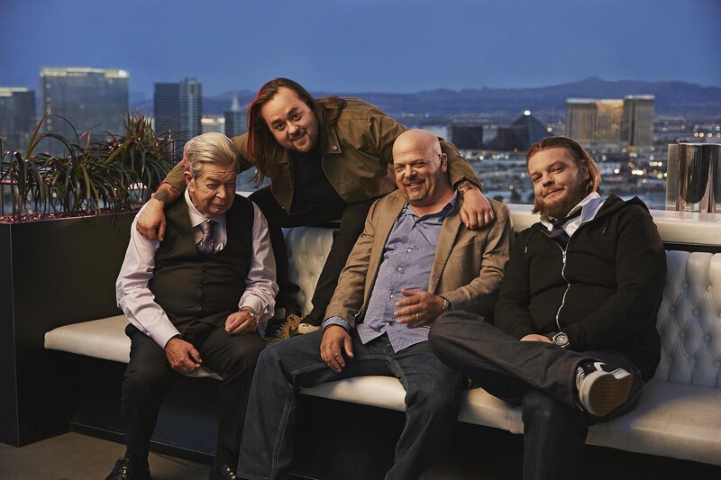 Für 2500 Dollar kauft Rick eine Inkunabel und damit eins der ältesten gedruckten Bücher aus dem Jahr 1484. Rick ist begeistert von dem besonderen Werk und gibt zu, dass er es nicht für das Pfandhaus, sondern für sich selbst gekauft habe. Obwohl die Pfandleiher das Unikat für deutlich mehr Geld weiterverkaufen könnten, möchte Rick es zum Einkaufspreis erwerben. Corey, der alte Herr und Chumlee sind damit aber alles andere als einverstanden. – Bild: 2017 A&E Networks, LLC. Lizenzbild frei