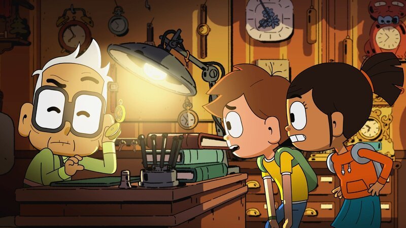 Mats (Mi.) und Malika (re.) versuchen mit Hilfe des Uhrmachers, der Zeitschleife zu entkommen.  +++ – Bild: SUPER RTL /​ Die Taschenuhr /​ Roboter in der Stadt