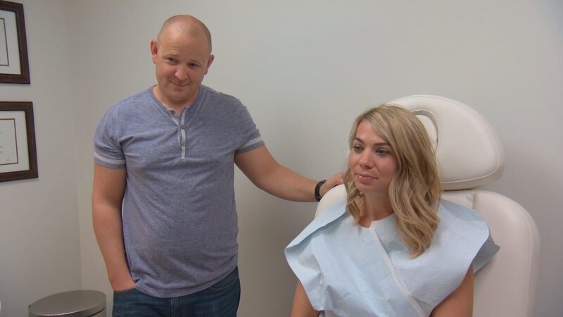 Jeremy (l.); Holly (r.) – Bild: 2016/​2017 E! Entertainment Television, LLC ALL RIGHTS RESERVED Lizenzbild frei