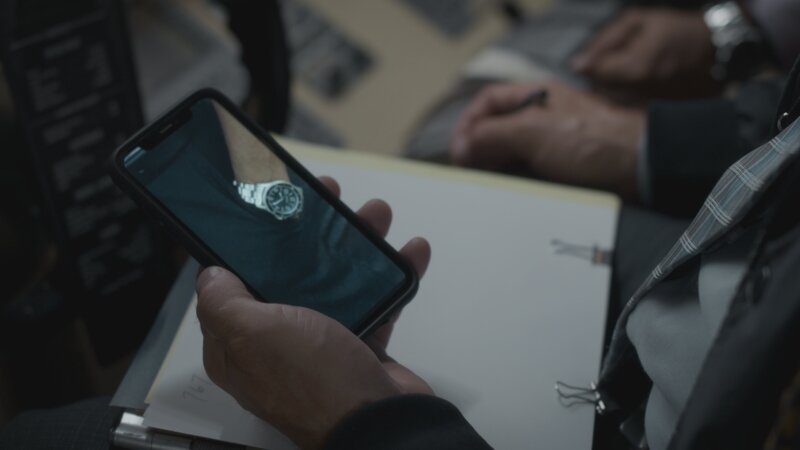 REENACTMENT – Die Ermittler, die versuchen zu verstehen, was zum tödlichen Absturz von Atlas Air Flug 3591 führte, vermuten, dass die metallene Armbanduhr des Ersten Offiziers Conrad Aska ihn daran gehindert haben könnte, zu bemerken, dass er sein Flugzeug versehentlich in den Go-Around-Modus versetzt hatte. (Cineflix 2022) – Bild: National Geographic