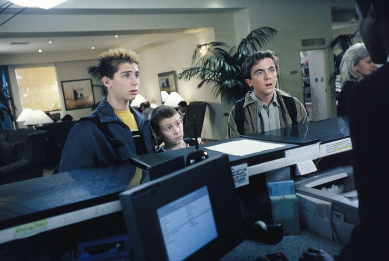 Malcolm (Frankie Muniz, re.), Reese (Justin Berfield, li.) und Dewey (Erik Per Sullivan, mi.) nehmen Reißaus. Mit Hal’s Kreditkarte im Gepäck nisten sie sich in einem Nobelhotel ein. – Bild: ViacomCBS