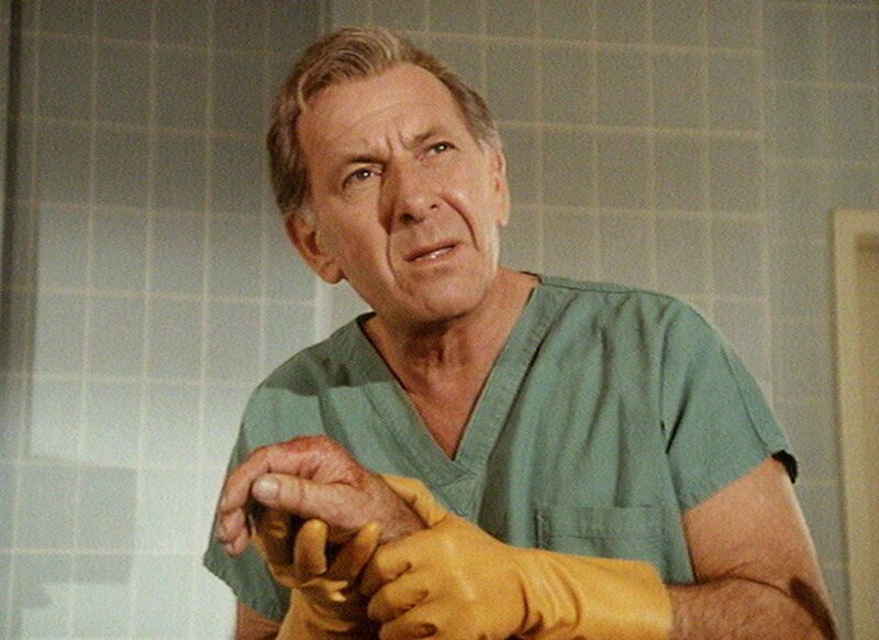 Quincy (Jack Klugman) untersucht den angeblich von Victor Garn ermordeten alten Mann. Er sucht nach Spuren, die den jungen Mann entlasten, da er von dessen Unschuld überzeugt ist. – Bild: RTLup