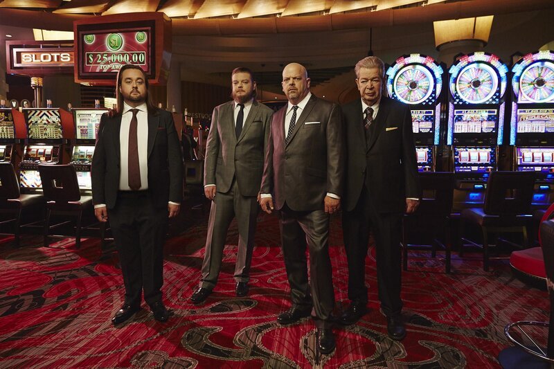 Für 2500 Dollar kauft Rick eine Inkunabel und damit eins der ältesten gedruckten Bücher aus dem Jahr 1484. Rick ist begeistert von dem besonderen Werk und gibt zu, dass er es nicht für das Pfandhaus, sondern für sich selbst gekauft habe. Obwohl die Pfandleiher das Unikat für deutlich mehr Geld weiterverkaufen könnten, möchte Rick es zum Einkaufspreis erwerben. Corey, der alte Herr und Chumlee sind damit aber alles andere als einverstanden. – Bild: 2017 A&E Networks, LLC. Lizenzbild frei