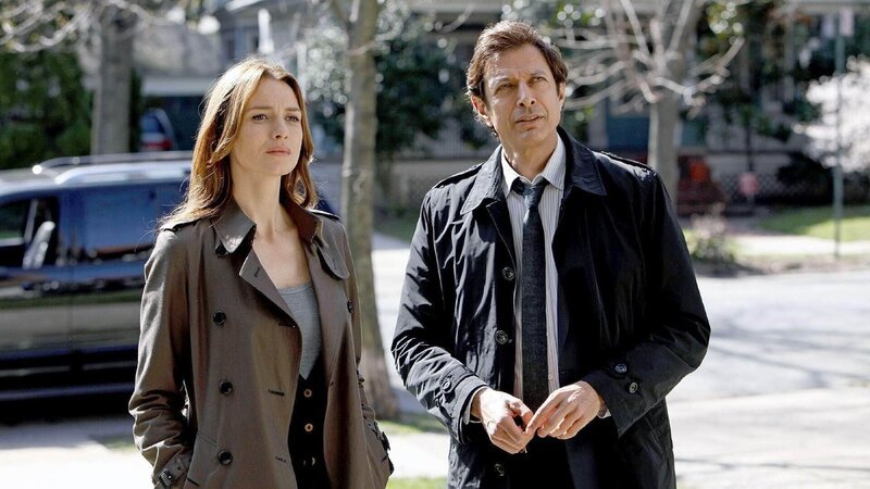 Detective Serena Stevens (Saffron Burrows) und Detective Zach Nichols (Jeff Goldblum) werden zum Fundort einer Leiche gerufen, die eine erschreckende Parallele zu den Untaten eines Serienkillers aufweist. – Bild: RTL/​NBC Universal
