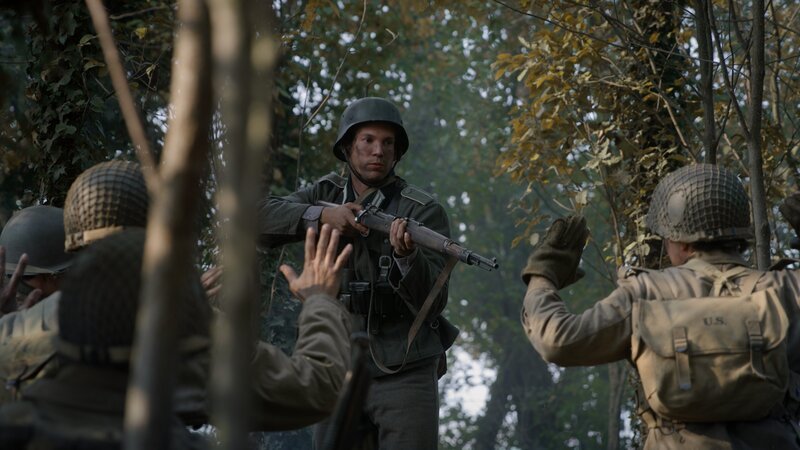 REENACTMENT – Ein deutscher Soldat überrennt eine amerikanische Stellung und nimmt den Platoon Sergeant und einige G.I.s gefangen (Holdout II Productions Inc.). – Bild: Holdout II Productions Inc.