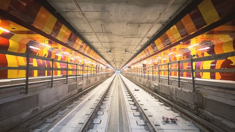 Key Visual/​Cover Sendereihenbild ohne Typo zu „Metrokosmos“. Bahnsteig – Neue Station „Centro Direzionale“ in Neapel. – Bild: Timo Novotny /​ BR /​ inselfilm produktion GmbH