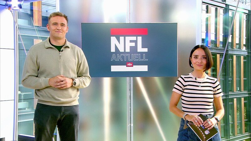 Das ntv Magazin zeigt die Highlights des vergangenen NFL-Wochenendes. Moderatorin Alessa-Luisa Naujoks und Moderator Marcel Klein schauen dabei auf aktuelle Themen und nehmen die kommende Gameweek ins Visier und haben Gäste in der Sendung, die Themen vertiefen. Hier als Gast: Jan Weinreich (l.) – Bild: RTL /​ RTL /​ RTL