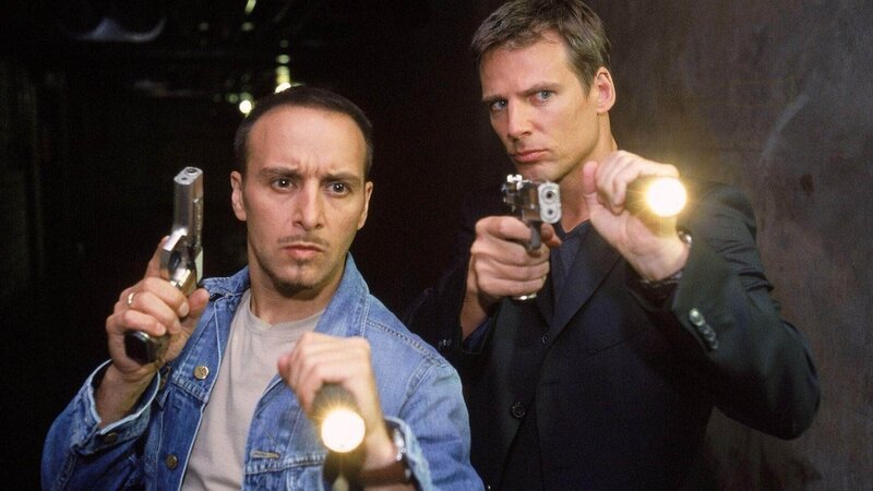 Semir (Erdogan Atalay, li.) und Tom (Rene Steinke) suchen in den unterirdischen Gängen des Stadions nach den Gangstern. – Bild: MG RTL D /​ Guido Engels