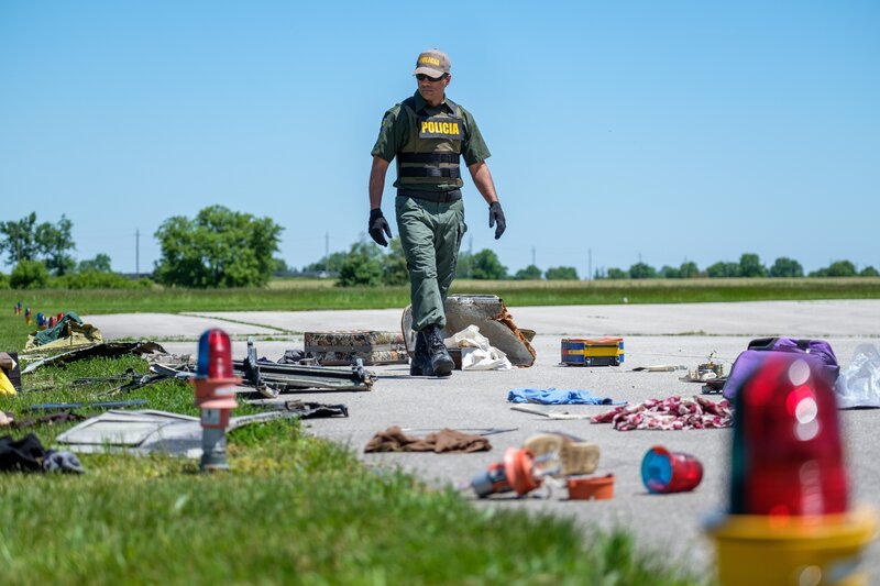 Brantford, Ontario, Kanada – Ein Polizist untersucht und beobachtet den Bereich der Absturzstelle des Aires-Flugs 8250. (Cineflix/​Darren Goldstein) – Bild: Darren Goldstein /​ Cineflix