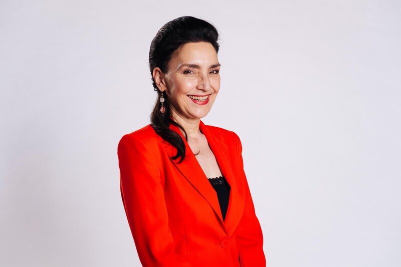 Tatjana Clasing spielt Simone Steinkamp. – Bild: RTL /​ Julia Feldhagen