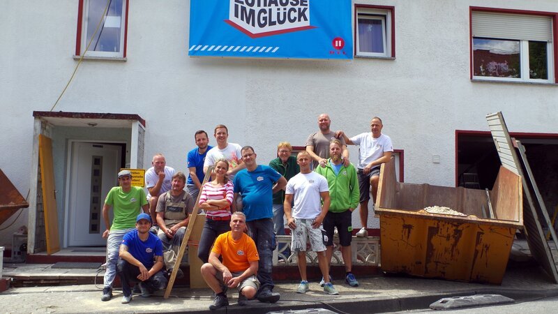 Das „Zuhause im Glück“-Team ist zur Stelle um die Familie zu unterstützen! – Bild: RTL Zwei