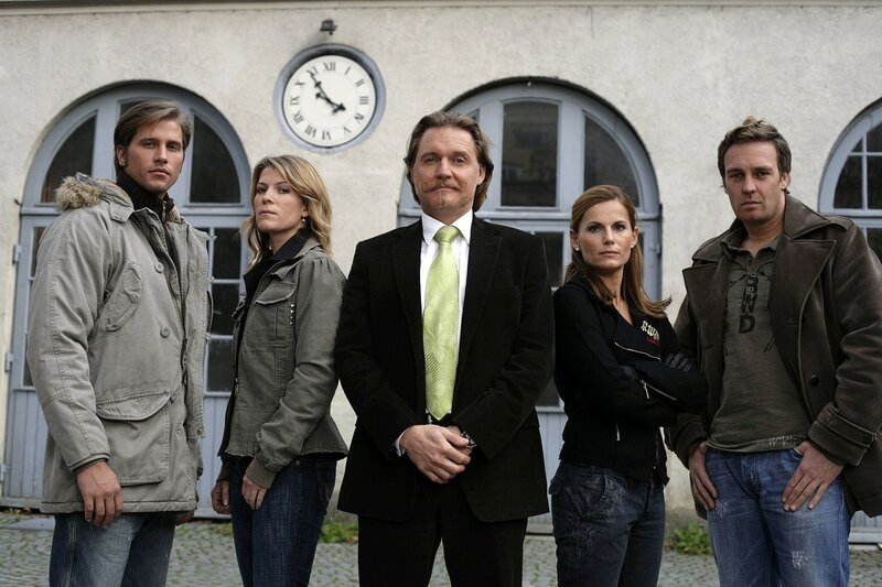 Ingo Lenßen (M.) und seine Ermittler – Sebastian Thiele (l.), Katja Hansen (2.v.l.), Sandra Nitka (2.v.r.) und Christian Storm (r.). – Bild: SAT.1 /​ Holger Rauner