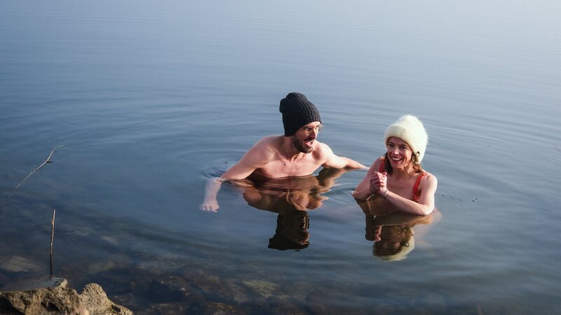Mona Vetsch und Yves Bossart beim Winterschwimmen – Bild: SRF