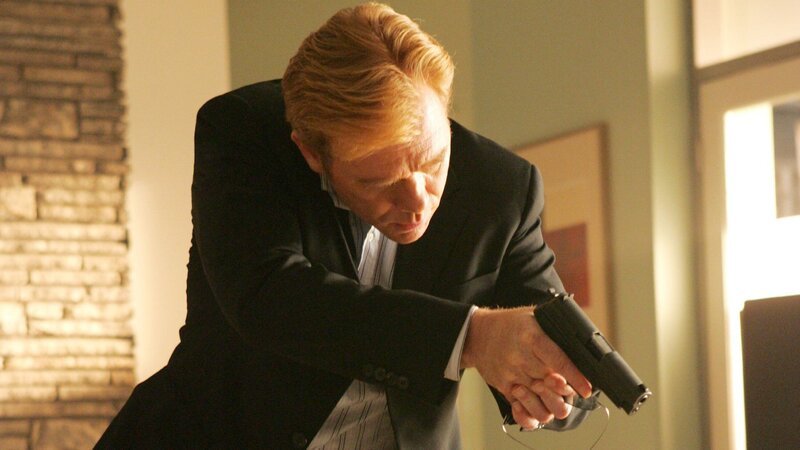 Ein Juwelier und Drogenbaron ist erschossen worden. Horatio (David Caruso) trifft am Tatort ein und kann einen mutmasslichen Täter stellen. – Bild: SUPER RTL