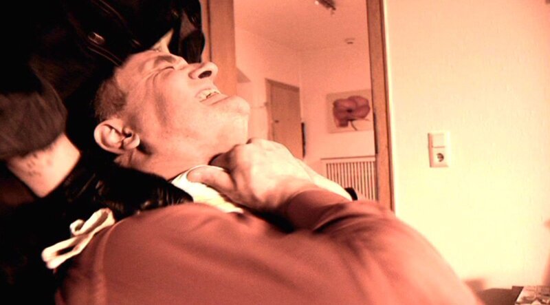 Eine Tochter hat ihre Mutter und deren Schwager tot in ihrer Wohnung gefunden. Anhand von Spuren wird der mögliche Tathergang rekonstruiert (Täter und Opfer Komparsen). – Bild: RTL