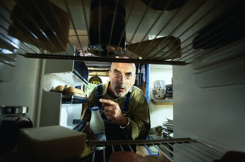 Der Kühlschrank hält die Lebensmittel länger frisch. Auch in der Milch können sich bei so niedrigen Temperaturen keine Bakterien verbreiten. Das hat Peter (Peter Lustig) schnell herausgefunden. – Bild: ZDF/​Christiane Pausch