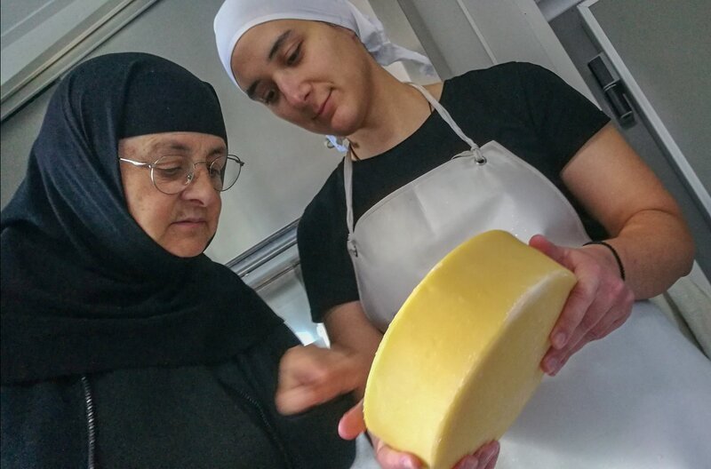 Schwester Theosemni stellt den Graviera her, einen Schafskäse, der typisch für Griechenland ist. – Bild: Medienkontor/​Nicolas Gabriel