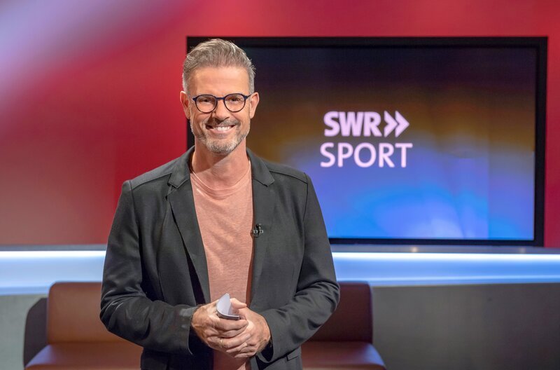 SÜDWESTRUNDFUNK SWR Sport - Michael Antwerpes Moderator im Studio der Sendung SWR Sport, sonntags ab 21:45 Uhr im SWR Fernsehen © SWR/Alexander Kluge, honorarfrei - Verwendung gemäß der AGB im engen inhaltlichen, redaktionellen Zusammenhang mit genannter SWR-Sendung und bei Nennung "Bild: SWR/Alexander Kluge" (S2+). SWR Presse/Bildkommunikation, Baden-Baden, Tel: 07221/929-22287, foto@swr.de – Bild: SWR /​ SWR-Presse/​Bildkommunikation