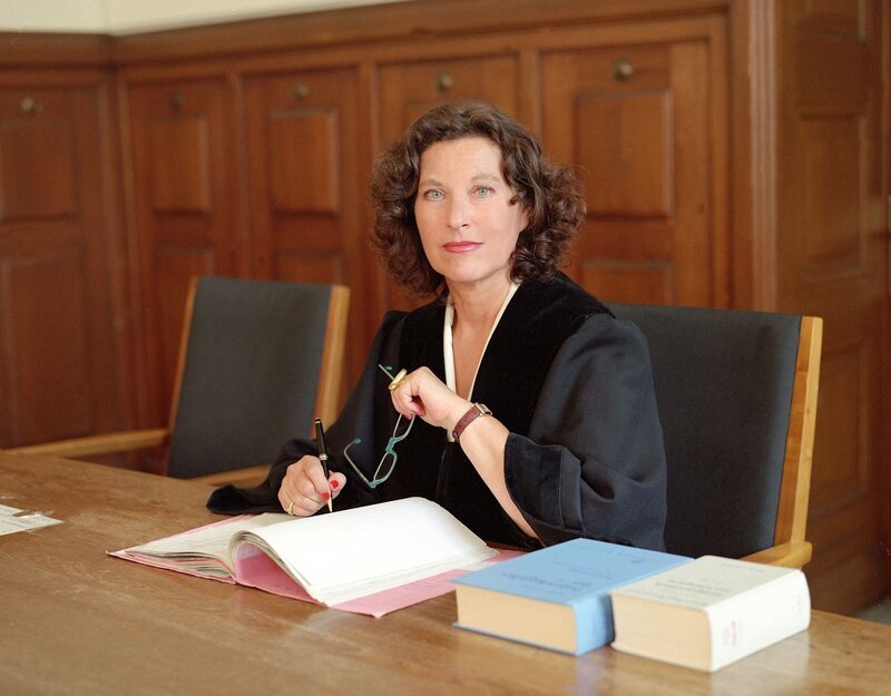Richterin Dr. Ruth Herz führt die Verhandlungen objektiv, souverän und einfühlsam. Sie deckt die Geschichte hinter der Tat auf und versucht mit ihren Urteilen, Jugendlichen eine Chance zu geben. – Bild: RTLplus