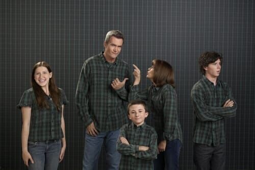 Eden Sher als Sue Heck, Neil Flynn als Mike Heck, Atticus Shaffer als Brick Heck, Patricia Heaton als Frankie Heck und Charlie McDermott als Axl – Bild: Warner TV Comedy