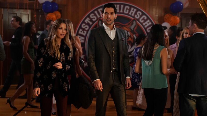 Lucifer (Tom Ellis) und Chloe (Lauren German) müssen sich bei einem Highschool-Klassentreffen einschleichen, um den Mörder zu fassen. – Bild: RTL /​ WBEI /​ Außenseiter