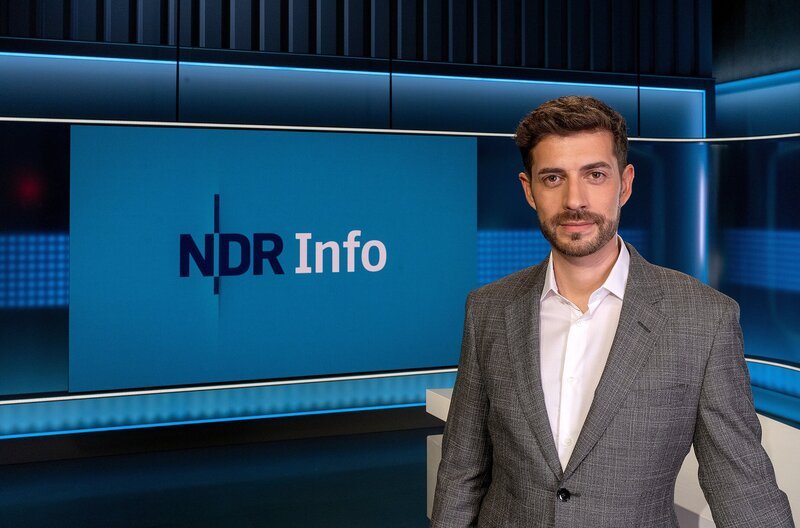 Daniel Anibal Bröckerhoff ist Moderator der Nachrichtensendung "NDR Info 21:45". – Bild: NDR/​Michael Uphoff /​ NDR Presse und Information