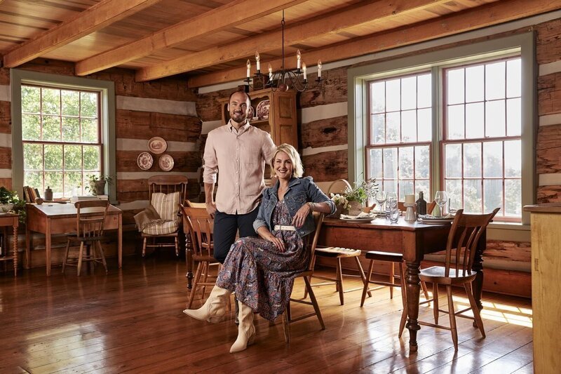 Billy Pearson (l.); Carolyn Wilbrink (r.) – Bild: 2023 Farmhouse Facelift 3 TV Inc. All Rights Reserved. Lizenzbild frei