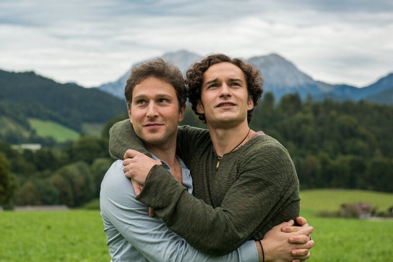 Franz (Pablo Sprungala, l.) und Basti (Raban Bieling) freuen sich auf ihre Hochzeit. – Bild: ZDF und Susanne Bernhard