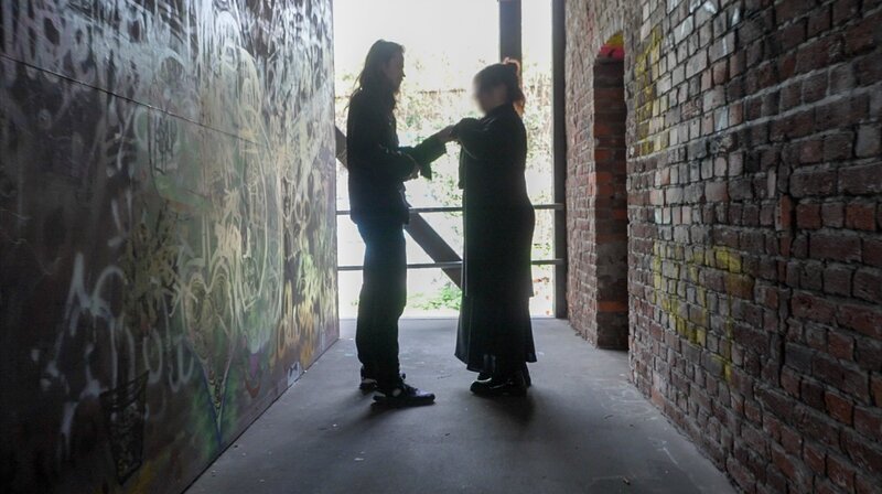 ARD-Reporter im Undercover-Einsatz: Investigative Recherche in der Szene türkischer Rechtsextremisten – auch mit versteckter Kamera. – Bild: HR/​streetsfilm