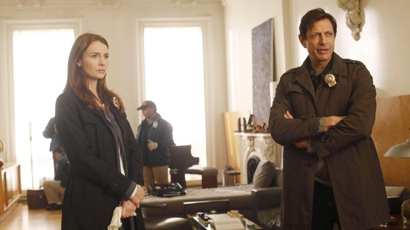 Der Tod einer Frau stellt die Ermittler Serena Stevens (Saffron Burrows) und Zach Nichols (Jeff Goldblum) vor ein Rätsel: Sie starb durch einen Schuss mitten ins Herz. Am Handgelenk trägt sie ein Krankenhausarmband. – Bild: Foto: RTL/​NBC Universal