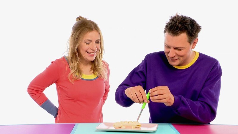 André schnitzt ein Tier aus einer Banane. – Bild: WDR/​Die Sendung mit dem Elefanten