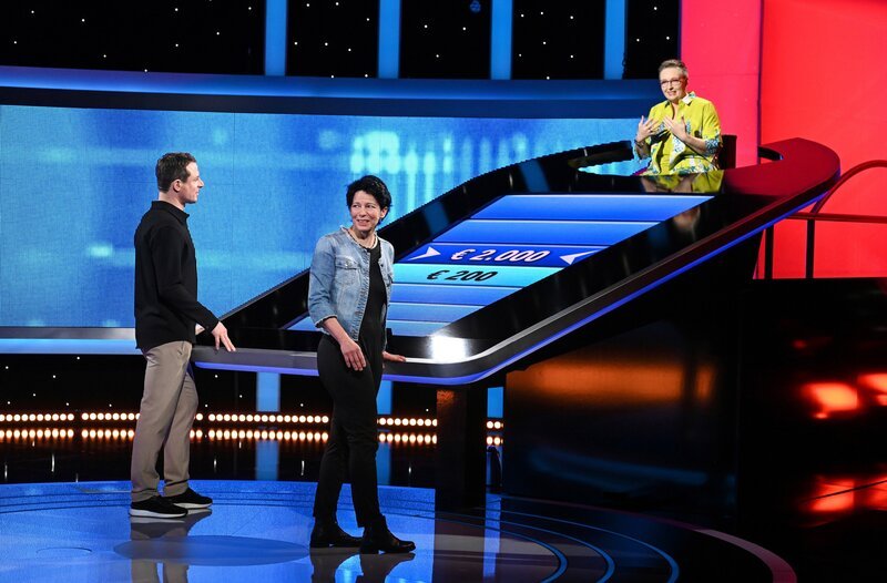 ARD GEFRAGT – GEJAGT FOLGE 756, „Alexander Bommes präsentiert beliebtes Quizformat“. Moderator Alexander Bommes (l.) mit der Kandidatin Almuth Steinhoff (M.) und der Jägerin Adriane Rickel. – Bild: ARD/​Uwe Ernst