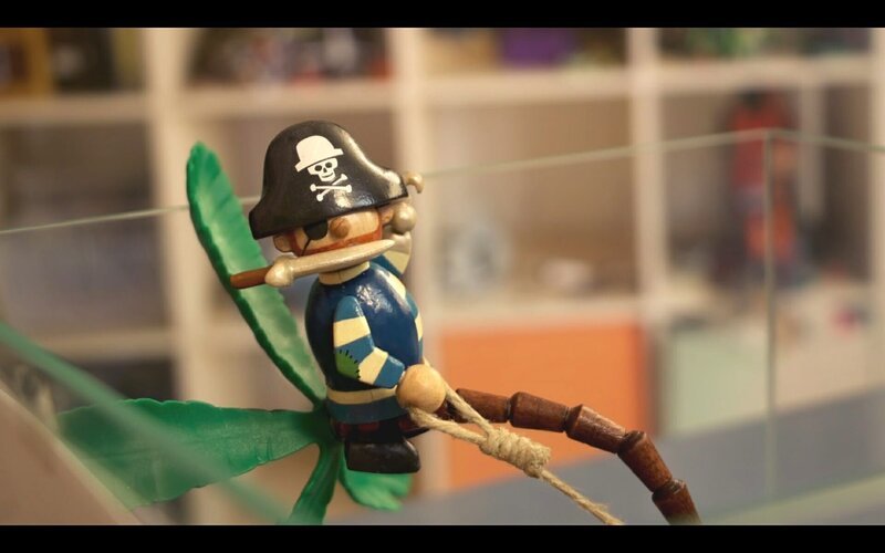 Gewagter Stunt. Der Pirat will sich tatsächlich durch die Luft katapultieren, um an das begehrte Gold zu gelangen. – Bild: ZDF/​A. Enderlein