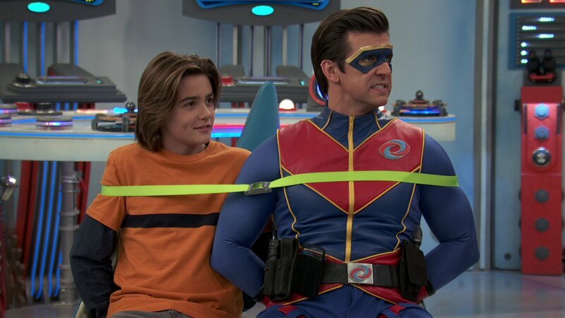 L-R: Bose (Luca Luhan), Captain Man /​ Ray Manchester (Cooper Barnes) – Bild: ViacomCBS