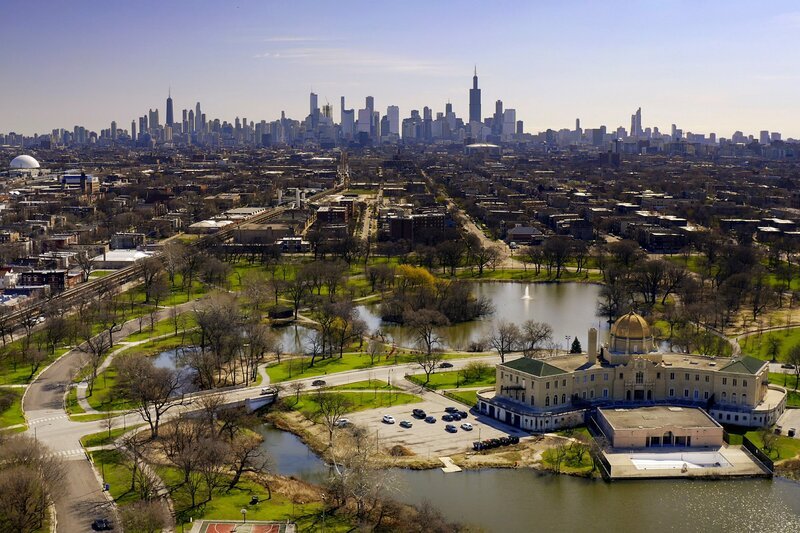 Deutsche Einwanderer bestimmen im 19. Jahrhundert die Zukunft von Chicago maßgeblich. So auch die Entstehung von Parks und Sportanlagen. – Bild: Cameron Moore /​ ZDF