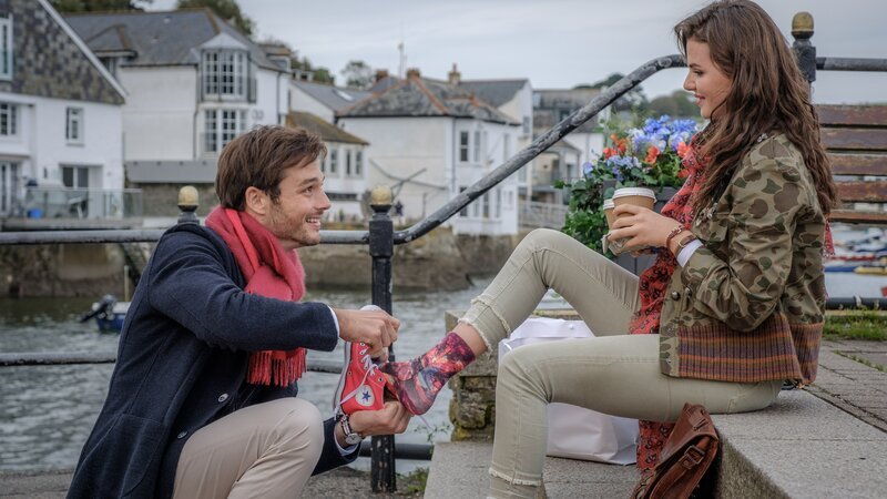 Amy (Ruby O. Fee) und Ryan (Marc Schöttner) kommen sich näher. – Bild: ZDF/​Jon Ailes