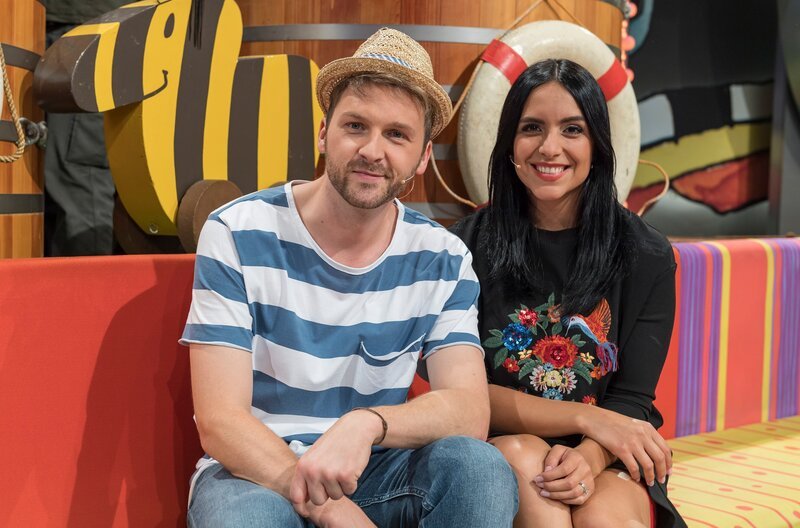 Die „Tigerenten Club“-Moderatoren Johannes Zenglein und Jessica Schöne. – Bild: SWR/​Alexander Kluge /​ KiKA Bildredaktion
