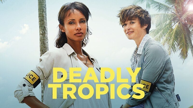 Deadly Tropics – Artwork; Mélissa Sainte-Rose (Sonia Rolland, l.); Gaëlle Crivelli (Beatrice De la Boulaye, r.) – Bild: Sylvie CASTIONI /​ BEST IMAGE /​ FEDERATION ENTERTAINMENT