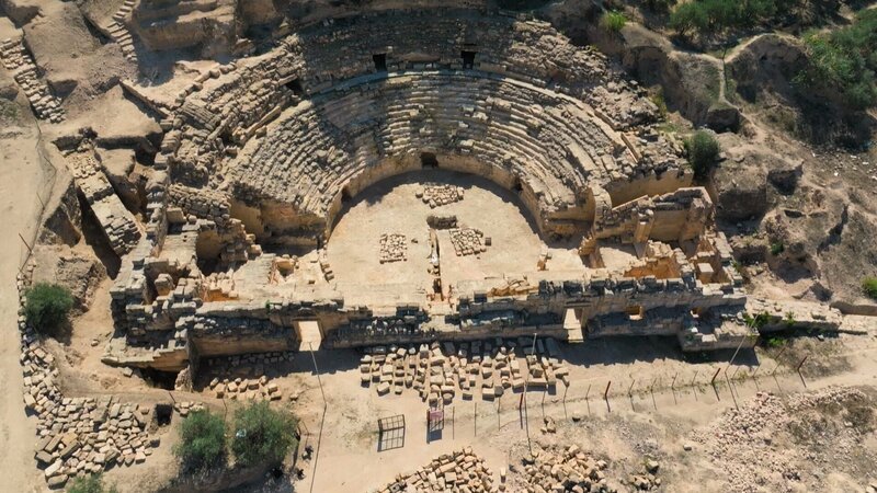 Theater in Beyt Ras, Jordanien. – Bild: Disney+; Windfall Films
