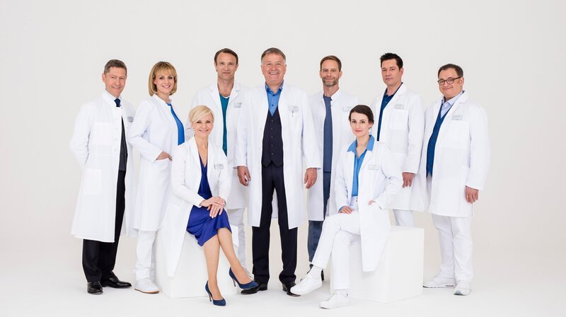Das Ärzteteam der Sachsenklinik: (v.l.n.r.) Dr. Rolf Kaminski (Udo Schenk), Dr. Lea Peters (Anja Nejarri), Dr. Kathrin Globisch (Andrea Kathrin Loewig), Dr. Martin Stein (Bernhard Bettermann), Dr. Roland Heilmann (Thomas Rühmann), Chefarzt Dr. Kai Hoffmann (Julian Weigend), Dr. Maria Weber (Annett Renneberg), Dr. Philipp Brentano (Thomas Koch), Dr. Hans-Peter Brenner (Michael Trischan). – Bild: ARD/​Saxonia Media/​Markus Nass /​ ARD-Programmdirektion