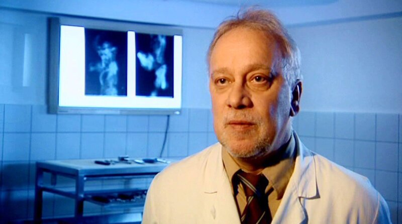 Fall „Der Scheiterhaufen“: Die verkohlte Leiche eines Kindes wurde gefunden. Rechtsmediziner Prof. Dr. Manfred Riße aus Gießen berichtet von den schwierigen Aufgaben, das Kind zu identifizieren. – Bild: Nitro